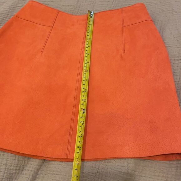 H&M suede coral skirt. Size 4 . New. - Picture 6 of 7